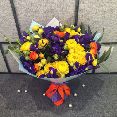 Роскошный букет из синих ирисов и кустовых роз с зеленью – гармония контрастов Ижевск Удмуртская Республика