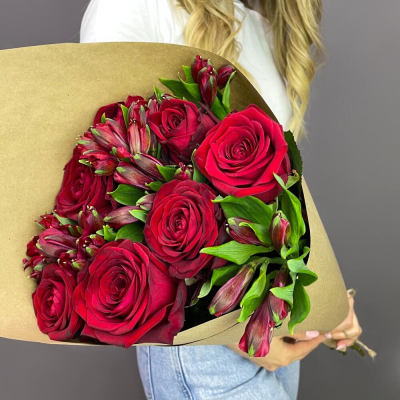Букет «Страсть» – гармония красных роз и нежных альстромерий Ижевск Удмуртская Республика