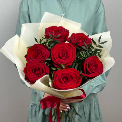 Букет «Гранатовый» из красных роз в роскошной упаковке Ижевск Удмуртская Республика