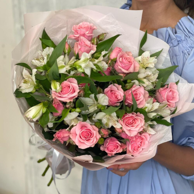 Букет «Розовый фламинго» – нежность розовых кустовых роз и белых альстромерий Ижевск Удмуртская Республика