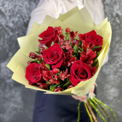 Букет «Бордо» – сочетание красных эквадорских роз и благородных альстромерий Ижевск Удмуртская Республика