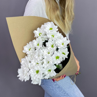 Букет из 5 белых хризантем в крафте – лаконичная элегантность Ижевск Удмуртская Республика