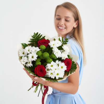 Букет «Настроение» – гармония красных эквадорских роз и нежных хризантем Ижевск Удмуртская Республика