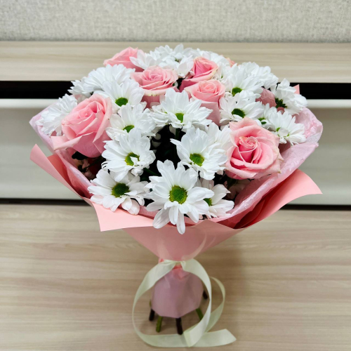 Букет «Ягодное Рафаэлло» – нежность розовых роз и белых хризантем Ижевск Удмуртская Республика