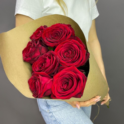 Букет из 7 красных роз в крафте – страсть в стильной упаковке Ижевск Удмуртская Республика