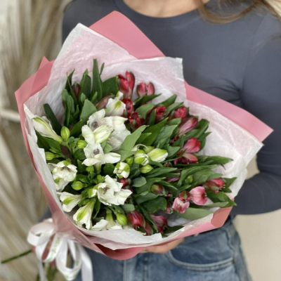 Букет «Люблю»– страсть и чистота в красно-белых альстромериях Ижевск Удмуртская Республика