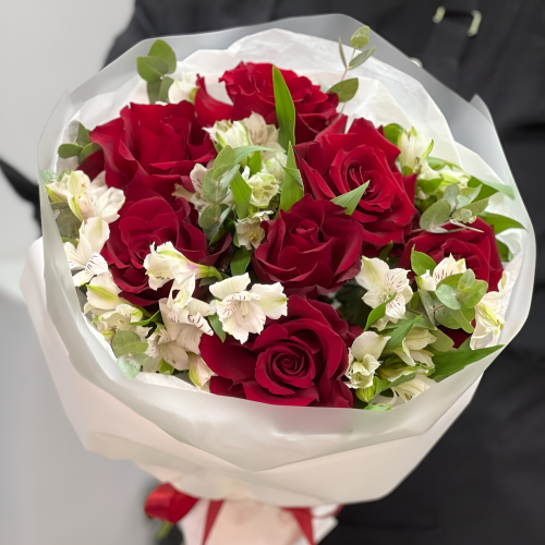 Букет «Любимой» – 7 эквадорских роз и белых альстромерий Ижевск Удмуртская Республика