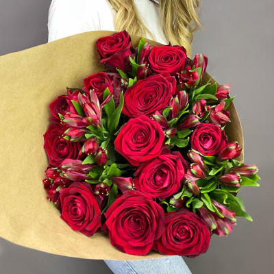 Букет «Стрелиция» – гармония из красных роз и белых альстромерий  Ижевск Удмуртская Республика