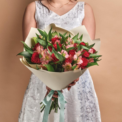 Букет «Нежность слов» — гармония красных роз и нежных альстромерий Ижевск Удмуртская Республика