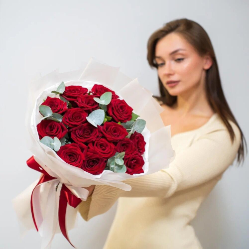 Элегантный букет из 15 красных роз с эвкалиптом – символ страсти и нежности Ижевск Удмуртская Республика