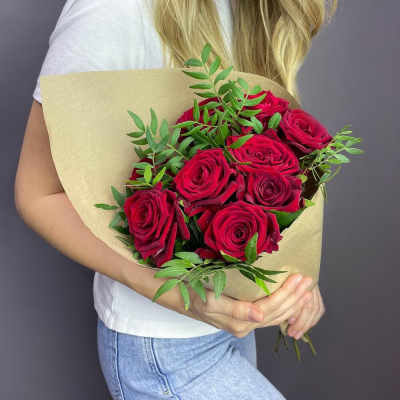 Букет из 9 красных роз с фисташкой – гармония страсти и свежести Ижевск Удмуртская Республика